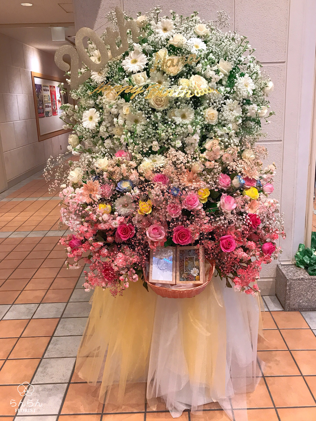 HKT48 松岡はな様へお祝いスタンド花を納品しました[公演祝い花] | フローリストらんらん | 福岡花屋 | 開業祝い・開設祝い・開店祝いのお祝い花 として胡蝶蘭・スタンド花を販売、全国送料無料で配達