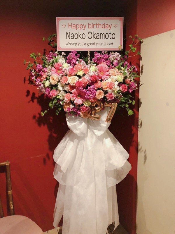 岡本尚子様へお祝いスタンド花を納品しました[公演祝い花]