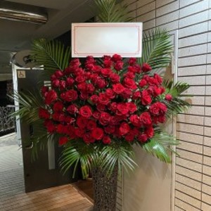 【福岡限定】プレミアムローズ 大輪赤バラ 100本スタンド花[自社配達]